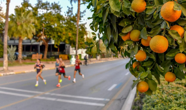 30 Ülkeden 400'ün Üzerinde Profesyonel Atlet Mersin'de!
Uluslararası Mersin Maratonu, global çapta büyük ilgi görüyor. Bu prestijli etkinliğe 30 farklı ülkeden ve Türkiye'nin dört bir yanından 400'ün üzerinde profesyonel atletin katılması bekleniyor. Bu katılım, maratonun uluslararası alandaki gücünü ve Mersin'in spor turizmi potansiyelini bir kez daha ortaya koyuyor.