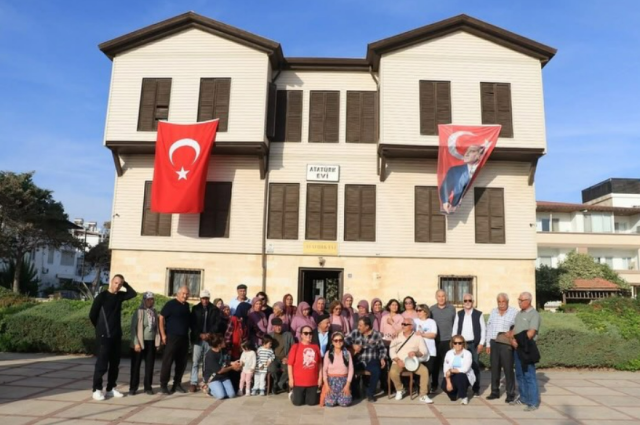 Mut Çukurbağ’dan Silifke’ye Duygusal Atatürk Ziyareti: Kadın Korosu Şarkılarıyla Tarihi Canlandırdı